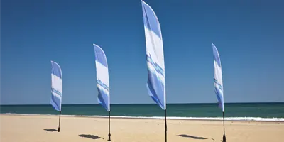 digitally-printed-flags-on-beach